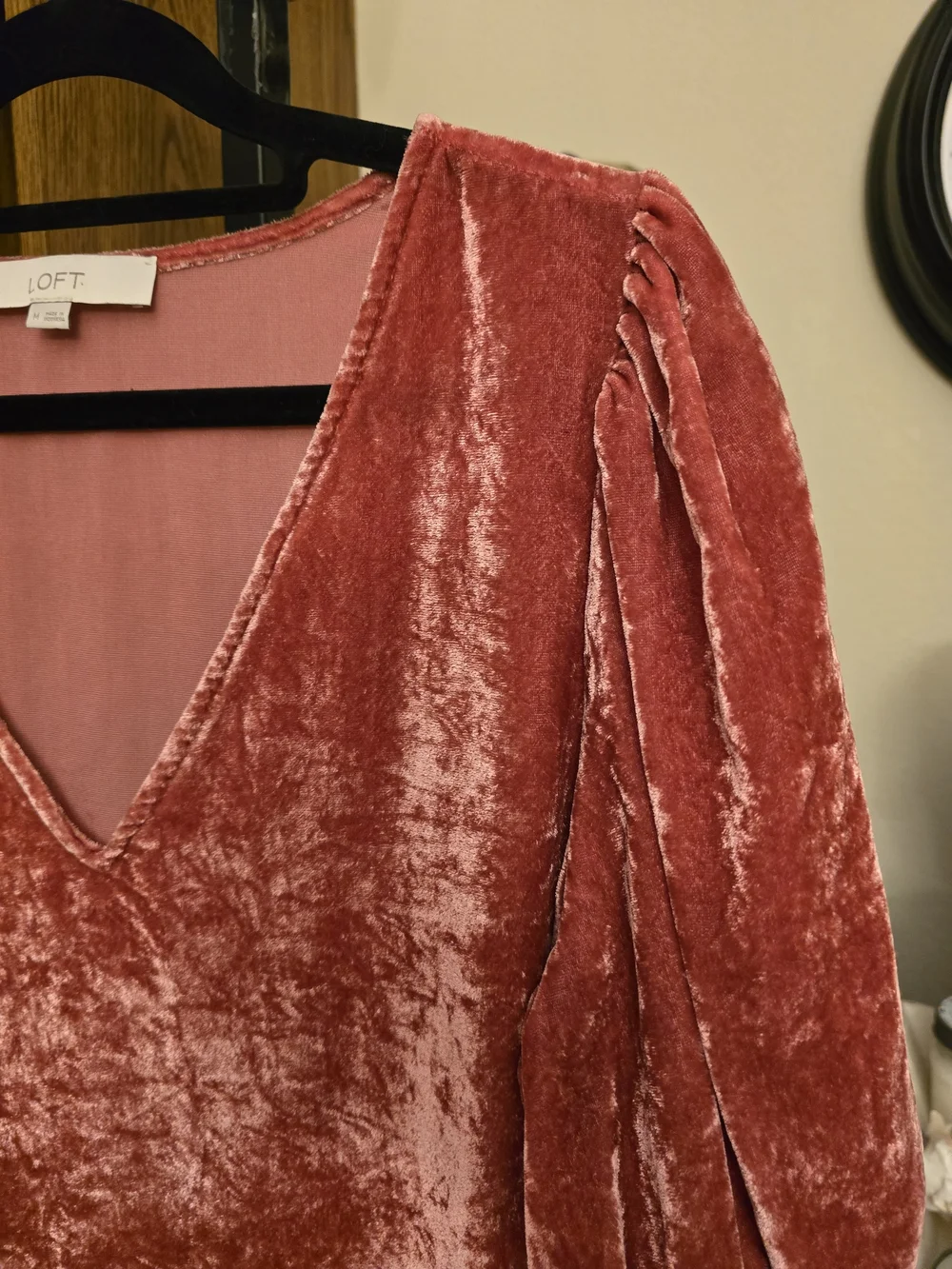 LOFT Velvet V-Neck Puff Sleeve Top Dusty Rose Modern Chic Size Medium
